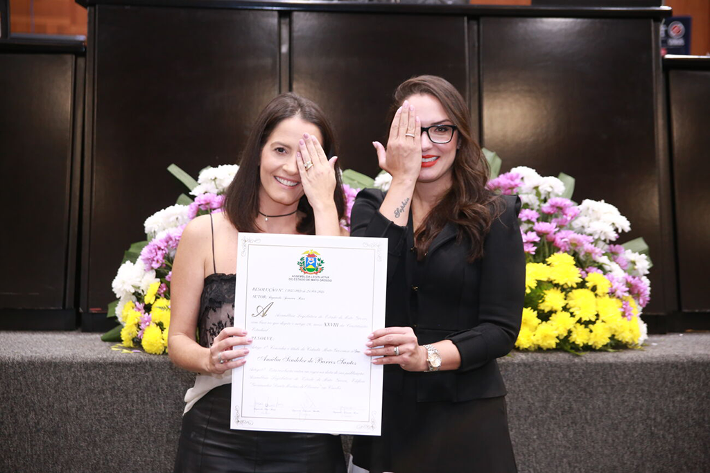 Amália Barros durante recebimento do título de cidadão mato-grossense