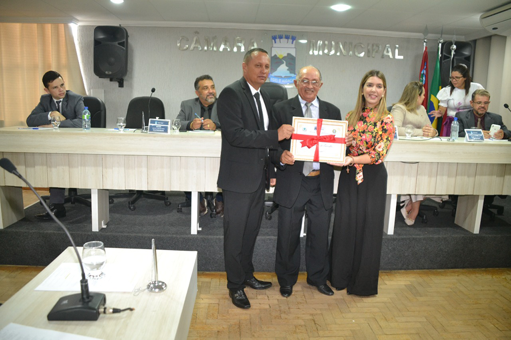 Prefeita recebe homenagem na Câmara de Vereadores