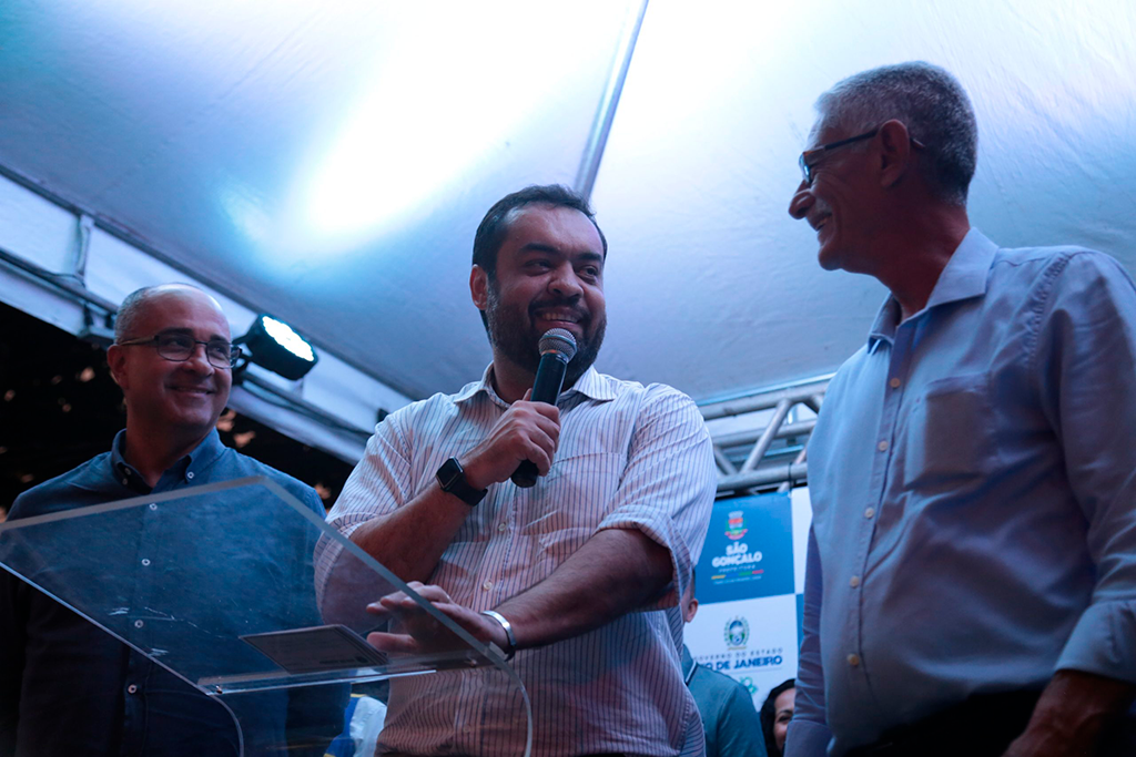 Governador Cláudio Castro e prefeito Capitão Nelson durante anúncio de novas obras em São Gonçalo
