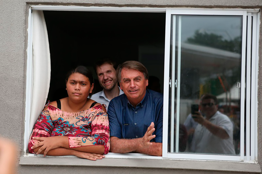 Presidente Jair Bolsonaro com uma das famílias beneficiadas Fotos: Dênio Simões/MDR)