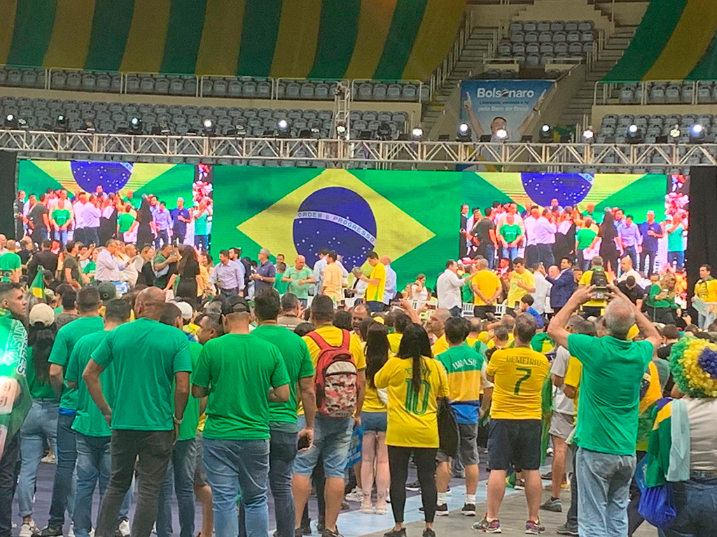 Autoridades já aguardam no palco a chegada do presidente Jair Bolsonaro