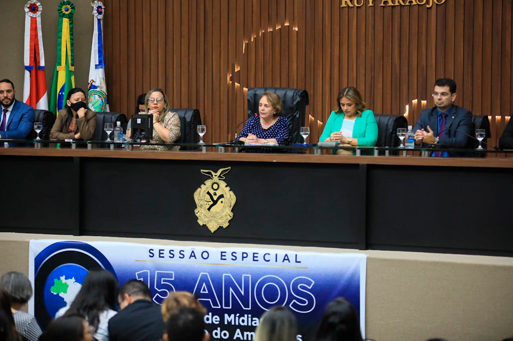 Deputada Therezinha Ruiz durante sessão solene