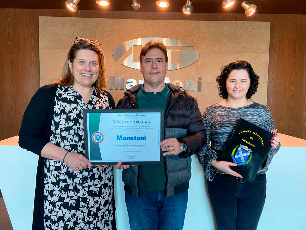 Vereadora Ana Pavão durante entrega de moção de aplausos a Manetoni pelos 40 anos