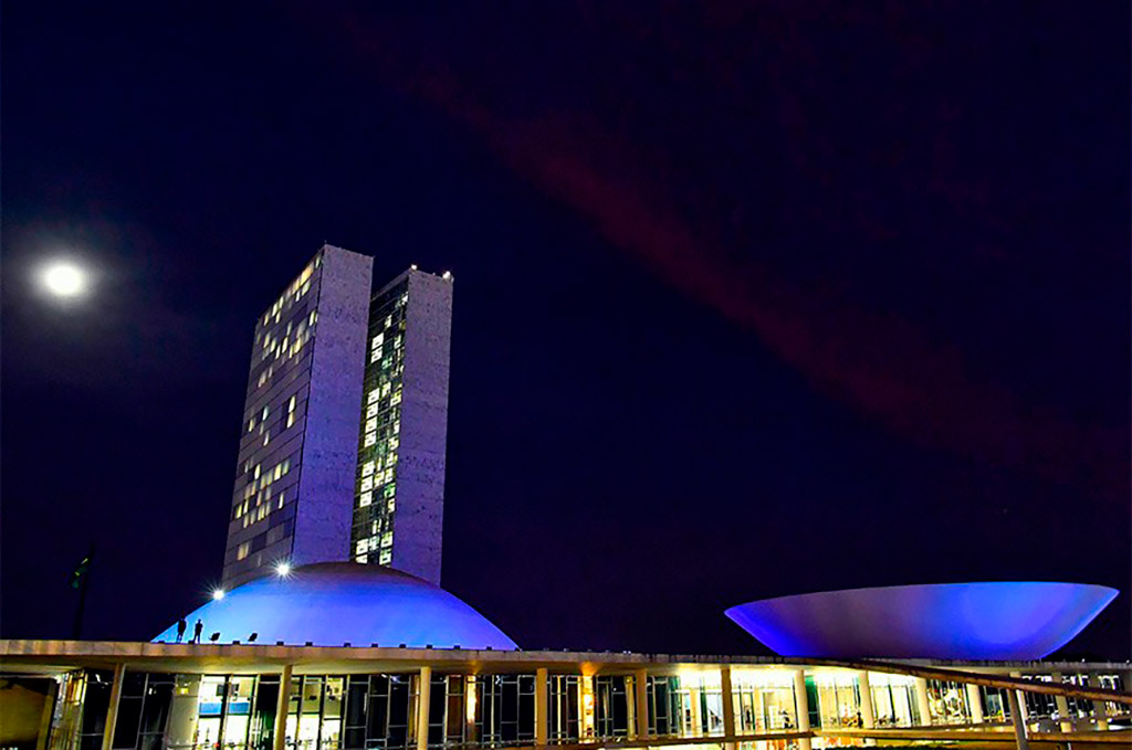 Estão iluminados de azul o Anexo 1 e a cúpula da Casa
