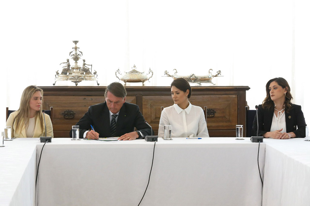 Bolsonaro sanciona Lei que cria o Programa Emprega + Mulheres