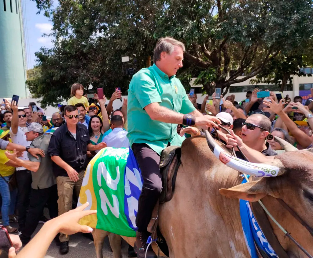 Presidente Jair Bolsonaro (PL) montado num Touro em Petrolina (PE) - Foto Divulgação