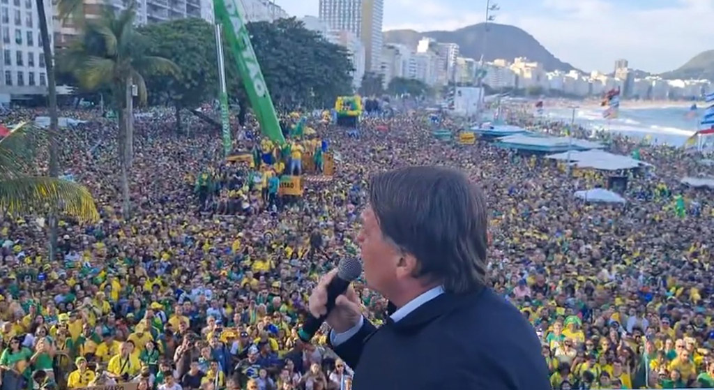 Presidente da República, Jair Bolsonaro (PL) discursando em Copacabana