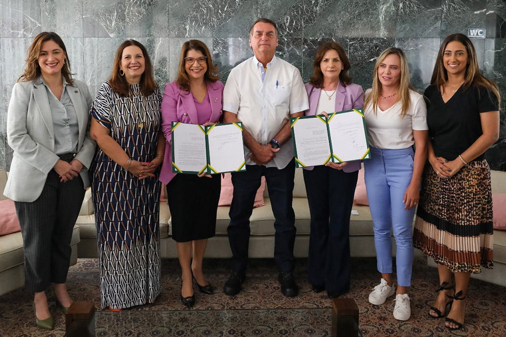 Presidente Jair Bolsonaro durante assinatura do PL 3885/2020 que cria o “Agosto Lila?s” como me?s de protec?a?o a? mulher (Foto: Clauber Cleber Caetano/PR