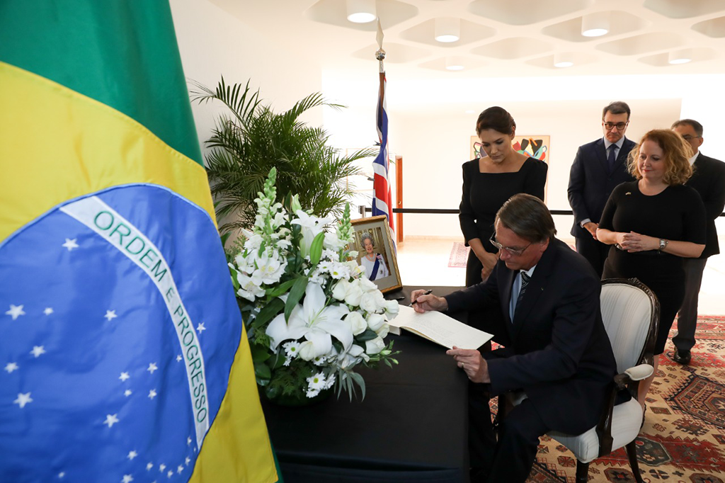 Presidente da República, Jair Bolsonaro (PL) e primeira-dama assinam livro de condolências pela morte da Rainha Elizabeth II