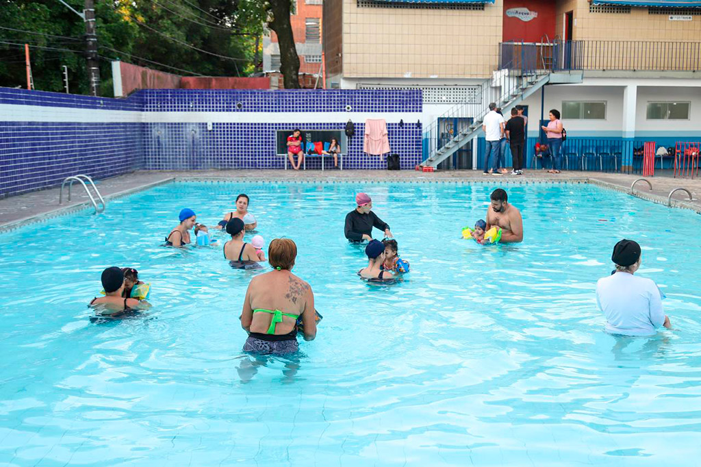 Projeto de natação acontece no antigo colégio Fluminense