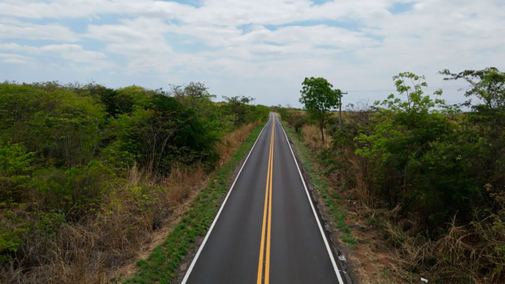 Foram realizados recuperação do pavimento com microrrevestimento asfáltico, reparos localizados e revitalização da sinalização horizontal
