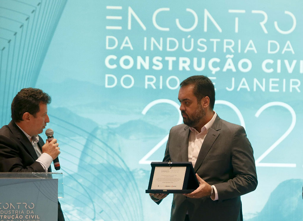 Castro recebeu placa em reconhecimento às ações promovidas para estimular a economia estadual e o desenvolvimento do segmento (Foto: Luis Alvarenga)