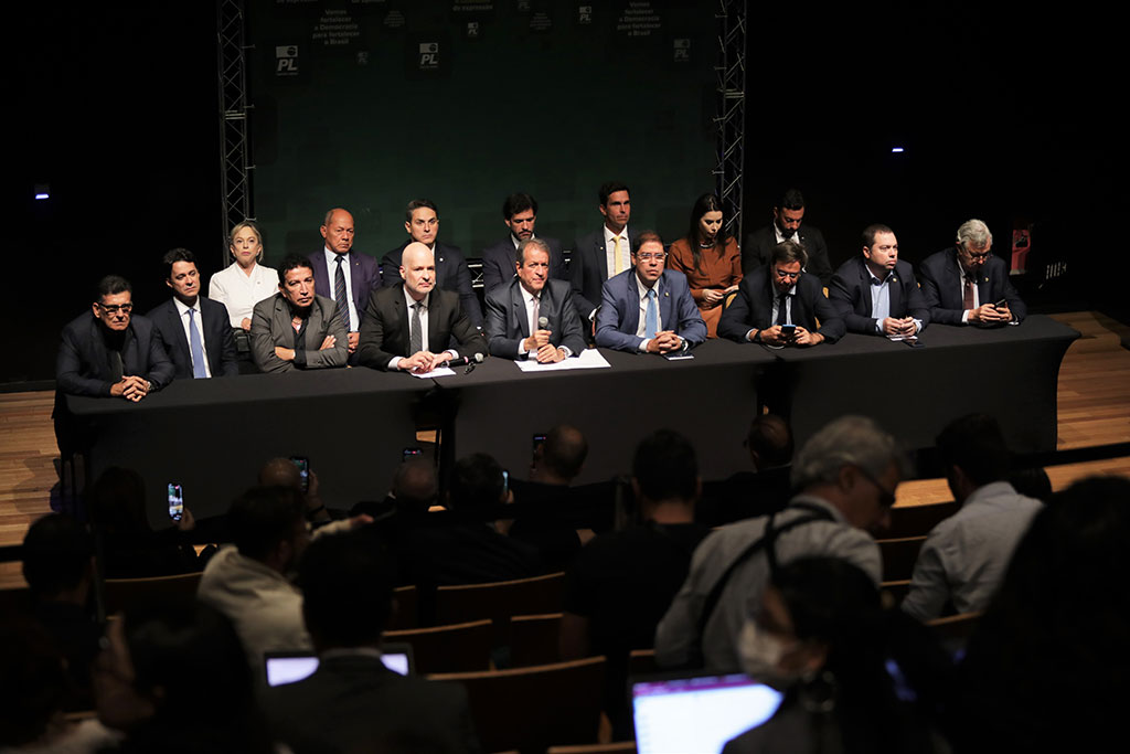 Presidente Valdemar Costa Neto durante coletiva e parlamentares do PL