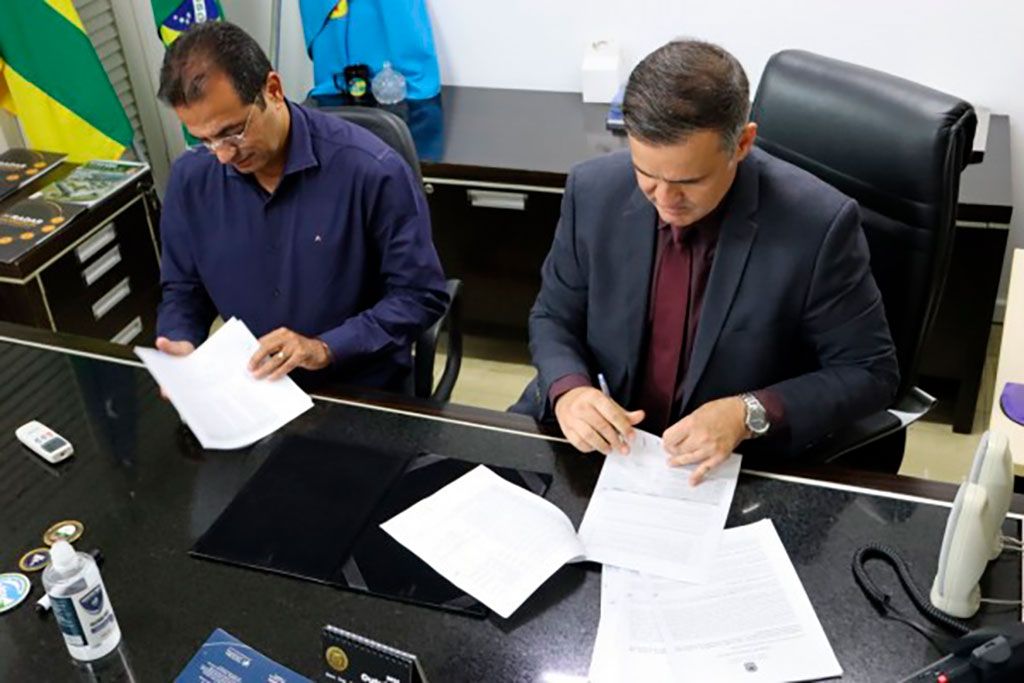 Prefeito liberal Adailton Sousa durante assinatura de acordo