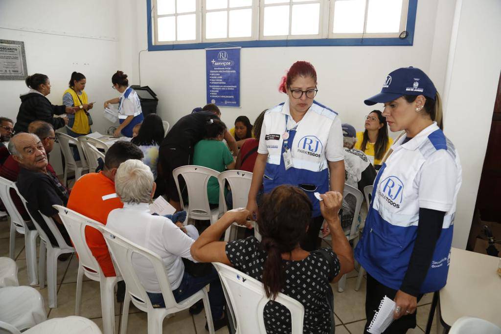 Equipes do Governo do Estado orientam moradores de Carapebus e fazem o cadastro para o Aluguel Social e Cartão Recomeçar (Foto: Divulgação)