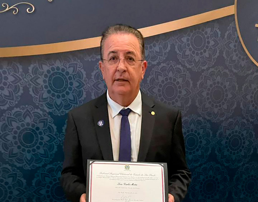 Deputado recebe o diploma na solenidade na Sala São Paulo