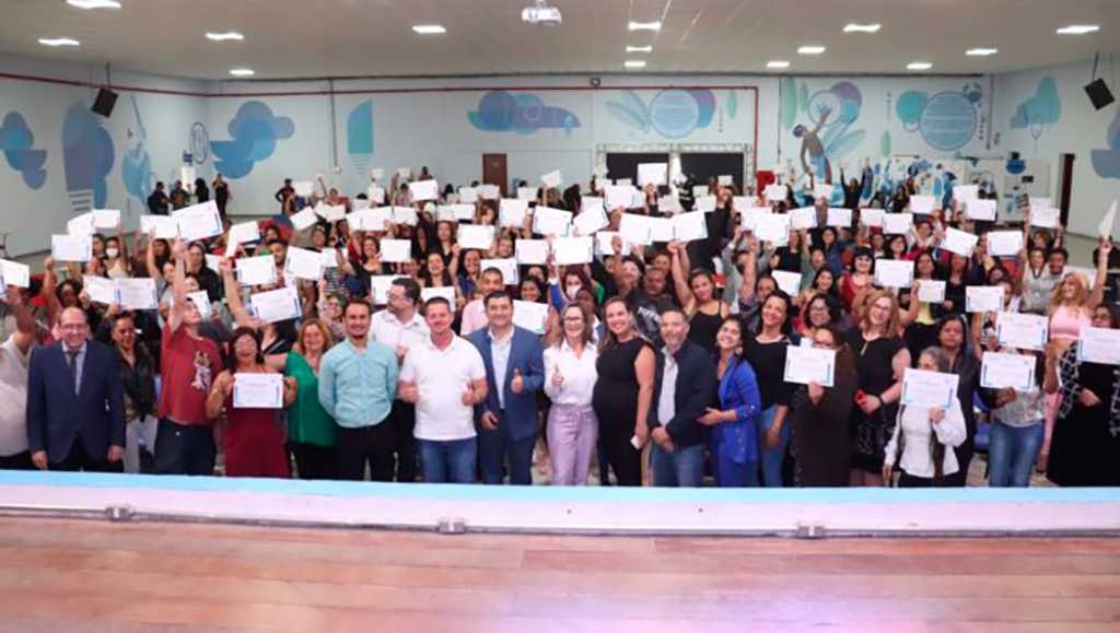 Aproximadamente 200 alunos se formaram em cursos voltados a Departamento Pessoal, Recursos Humanos, Evolução Profissional e Alfabetização