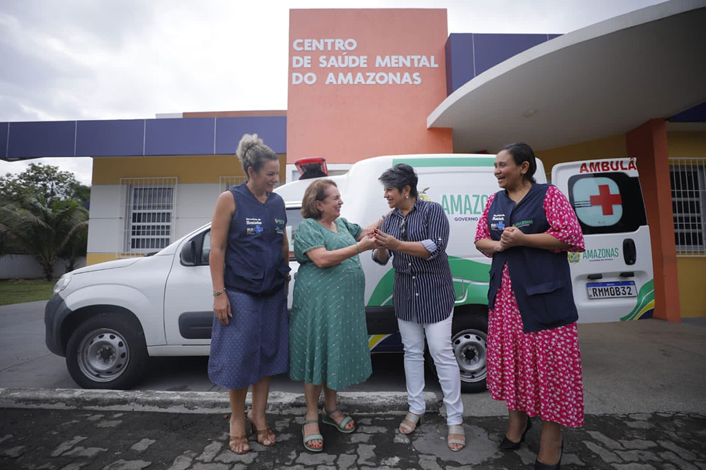 Therezinha Ruiz entrega ambulância adquirida por emenda parlamentar para o Centro de Saúde Mental do Amazonas