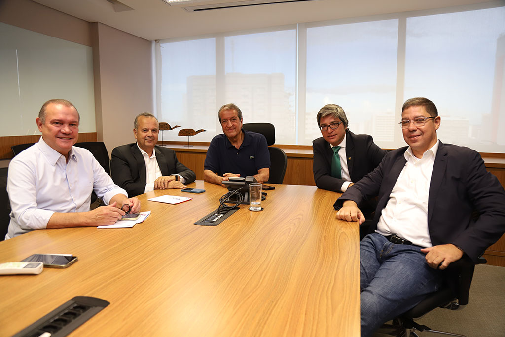 Participaram da reunião: Senador Wellington Fagundes (PL-MT), Senador Rogério Marinho (PL-RN), Presidente do PL, Valdemar Costa Neto, Senador Carlos Portinho (PL-RJ) e o Líder do PL na Câmara dos Deputados, Deputado Altineu Côrtes (PL-RJ)