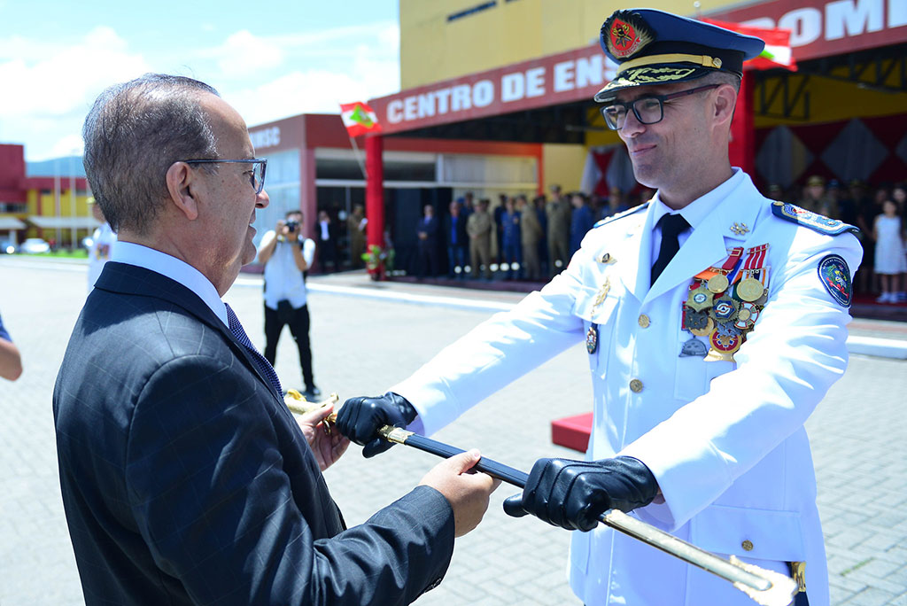 Jorginho Mello durante solenidade de passagem do comando-geral do CBMSC