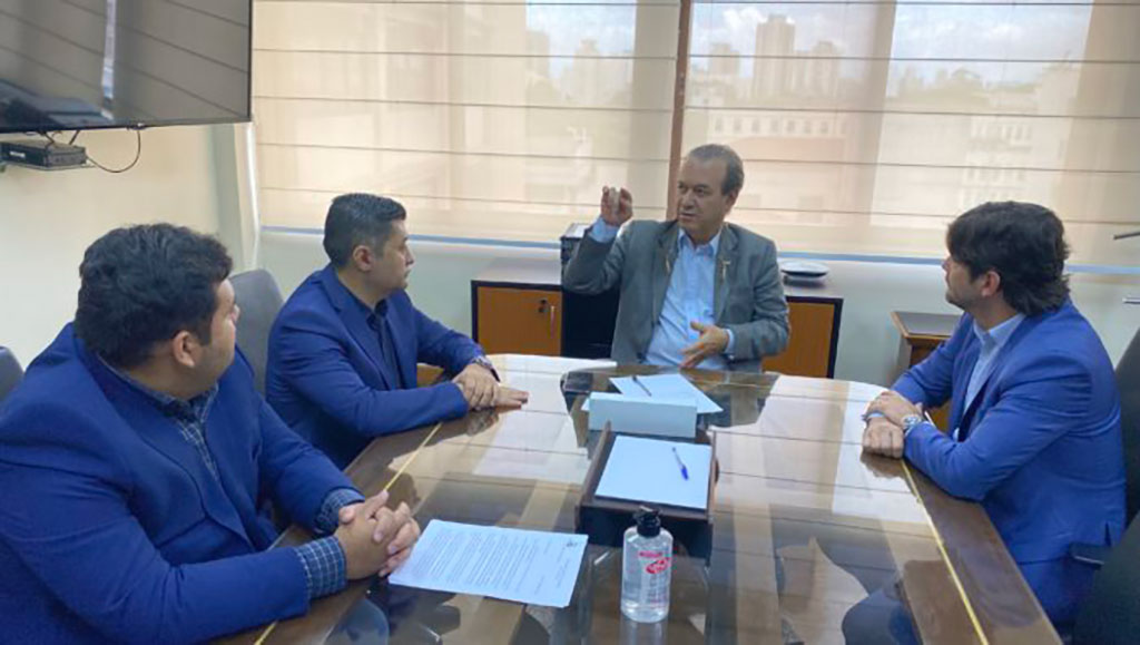 Prefeito Rodrigo Ashiuchi e deputado estadual André do Prado falaram da unidade com o novo secretário estadual de Saúde, Eleuses Paiva