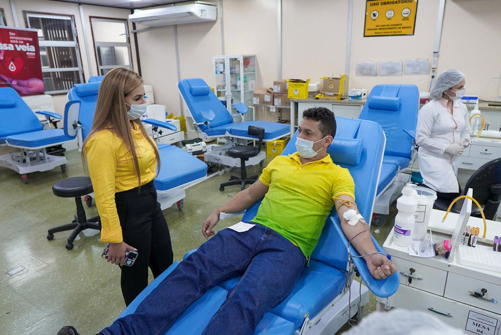 Deputada reúne equipe e faz doações de sangue em campanha do Hemoam