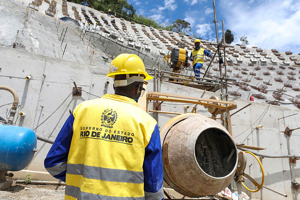 Equipes trabalham em pontos de instalação dos tirantes nas ruas Conde D’Eu e Olavo Bilac: obras de infraestrutura (Fotos: Rafael Campos)