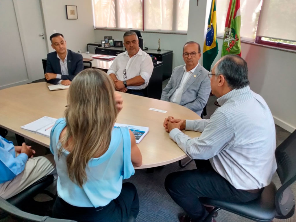 Deputado Sargento Lima (PL) participa de reunião com o governador e empresários sobre o Porto de São Francisco do Sul. (FOTO: Assessoria de Imprensa)