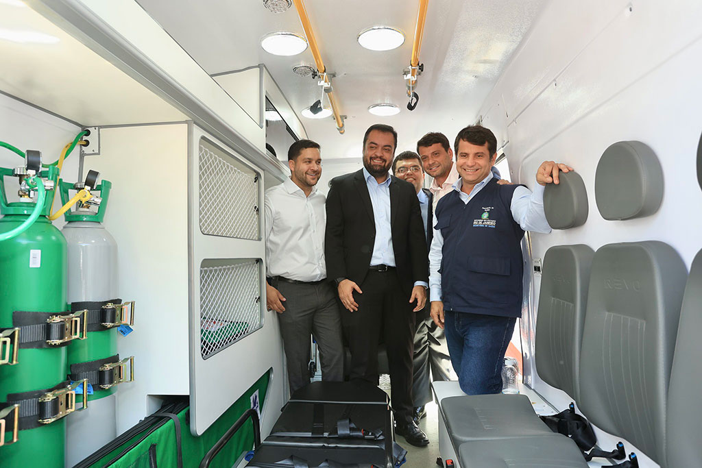 O governador Cláudio Castro observa o interior de uma ambulância entregue nesta quarta-feira em Petrópolis (Foto: Rogério Santana)
