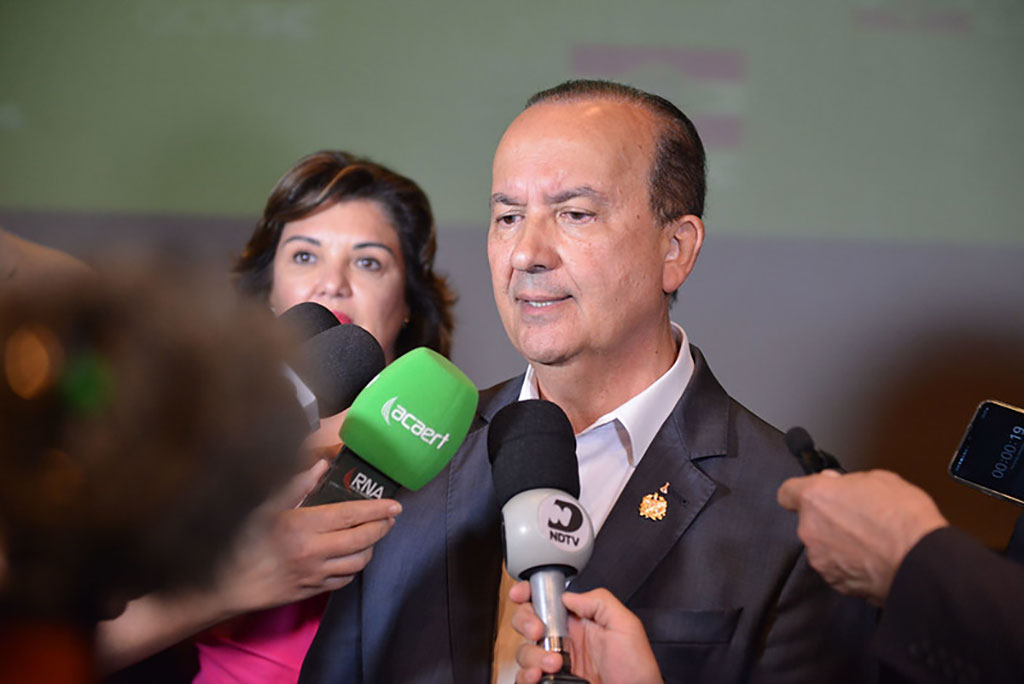 Governador Jorginho Mello durante anúncio de medidas para aumentar a segurança nas escolas estaduais