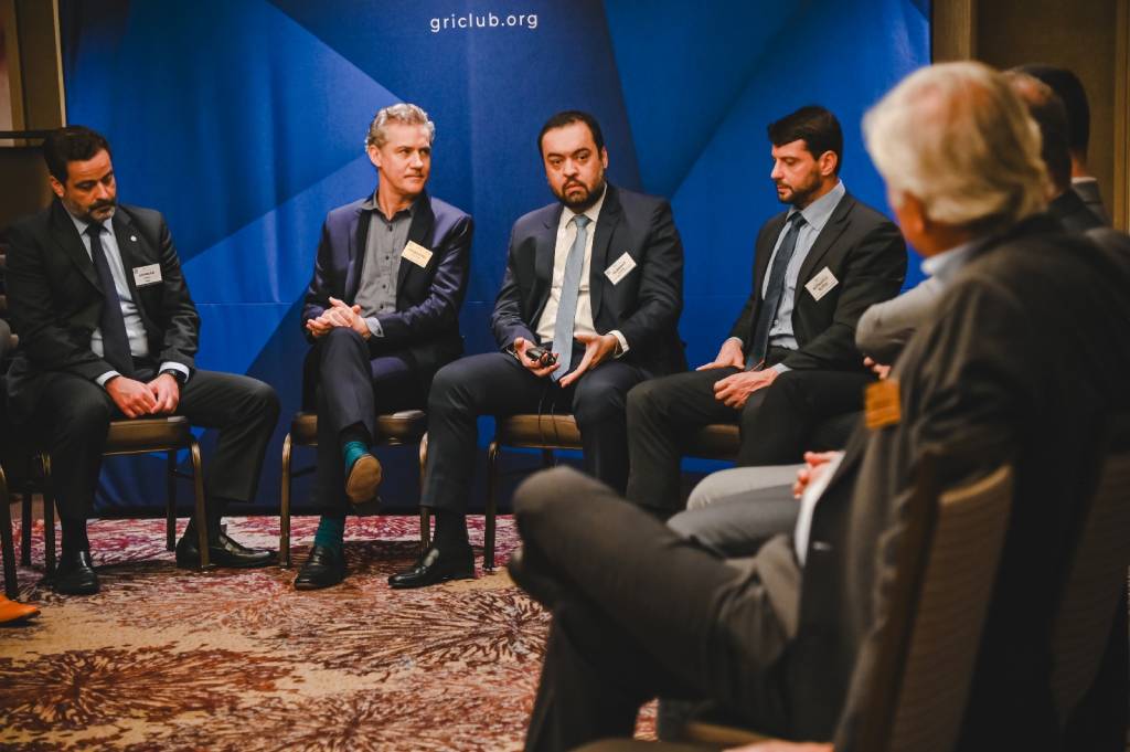 O governador Cláudio Castro fala durante a conferência Latam GRI Infra & Energy 2023, em Nova Iorque, EUA (Foto: Divulgação)