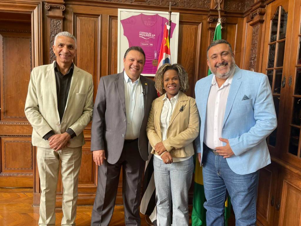 Marcos Damasio e assessores com a secretária estadual, Coronel Helena Reis