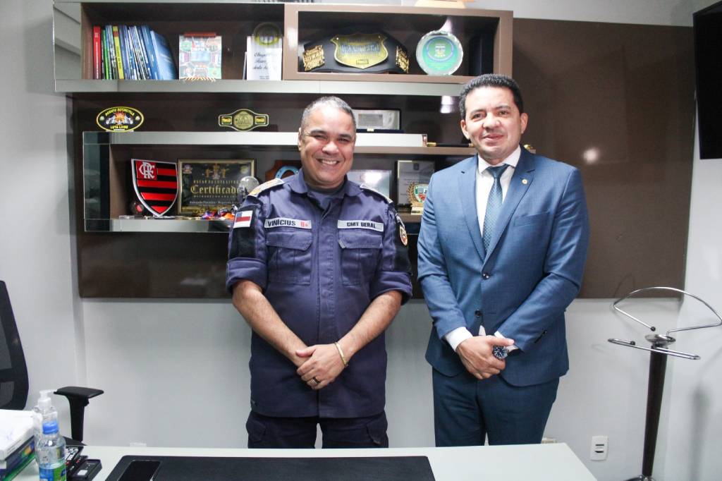 Delegado Péricles e o comandante-geral da PMAM, coronel Vinícius Almeida (Foto: Sandro Pereira)