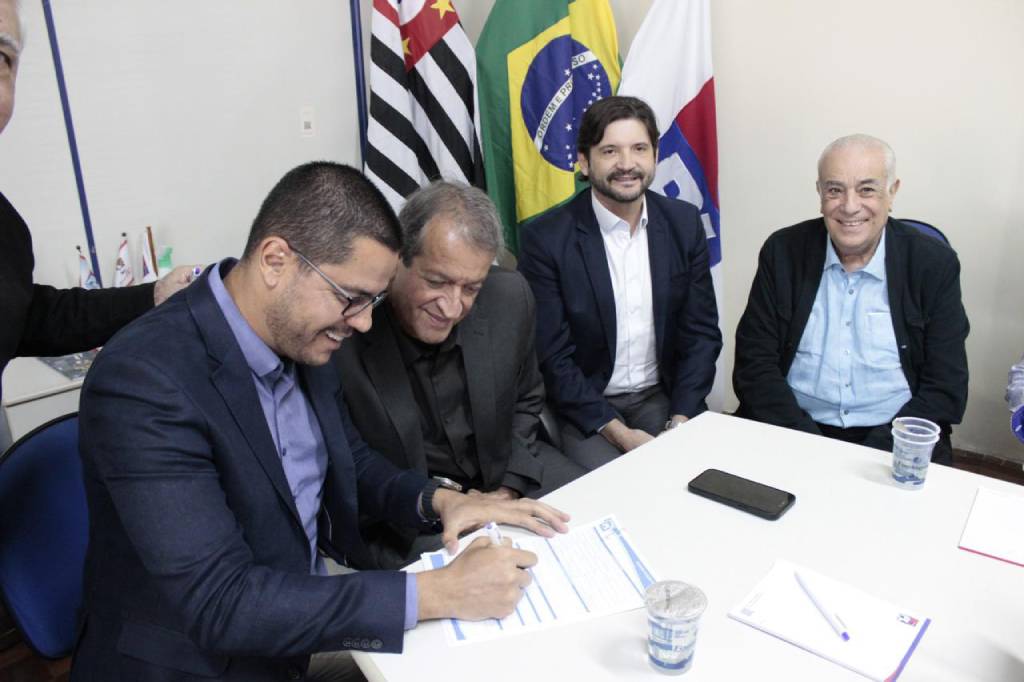 Valdemar Costa Neto em reunião de filiação do prefeito de Caraguatatuba, Aguilar Junior, ao PL
