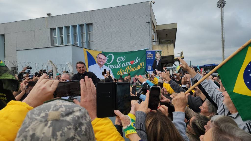 Presidente de Honra do PL, Jair Bolsonaro é recebido por multidão no RS