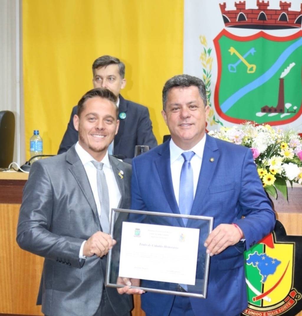Deputado Ivan Naatz e o vereador Alex Burnier durante o ato de entrega do Título de Cidadão de Gaspar, que teve a presença ainda do prefeito Kleber W