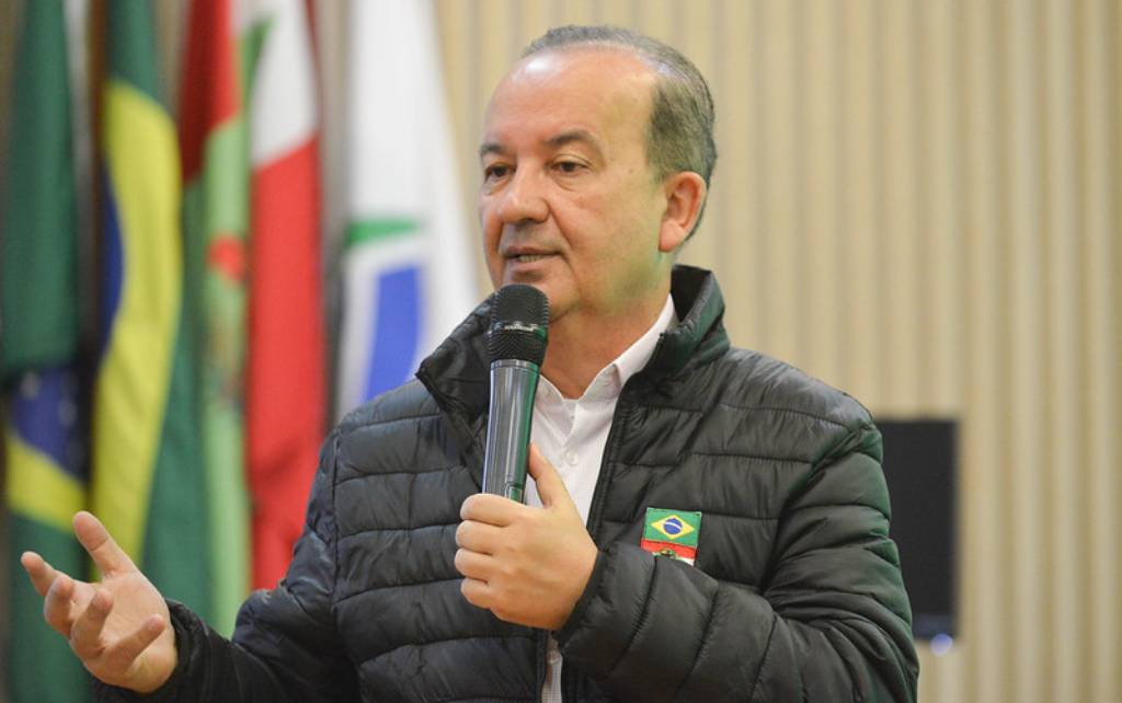 SC Levada a Sério: governador entrega viaturas e computadores para municípios da Ammoc