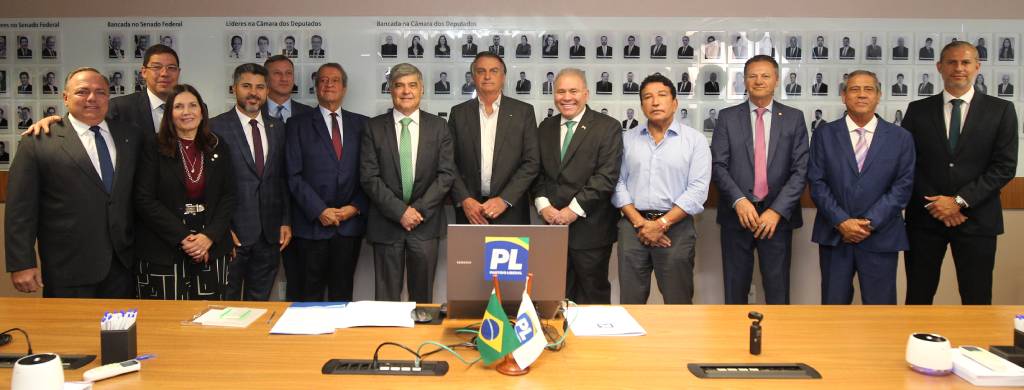 Marcelo Queiroga assina filiação ao PL na presença de Valdemar, Bolsonaro, parlamentares e lideranças do PL (Foto: Beto Barata/PL)
