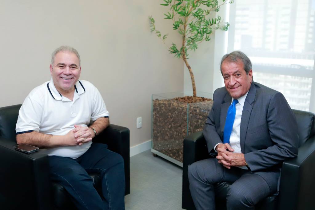 Ex-ministro da Saúde, Marcelo Queiroga e o presidente do PL, Valdemar Costa Neto (Foto: Augusto César/PL) 