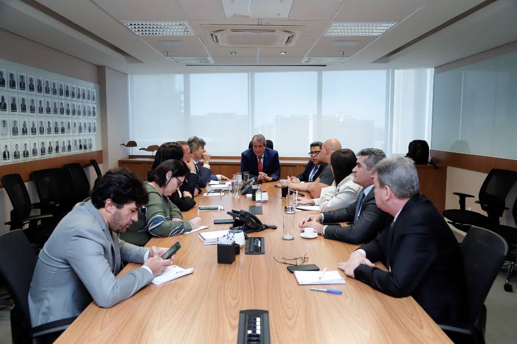Parlamentares em reunião com o presidente Valdemar na sede do PL em Brasília (Foto: Augusto César/PL)