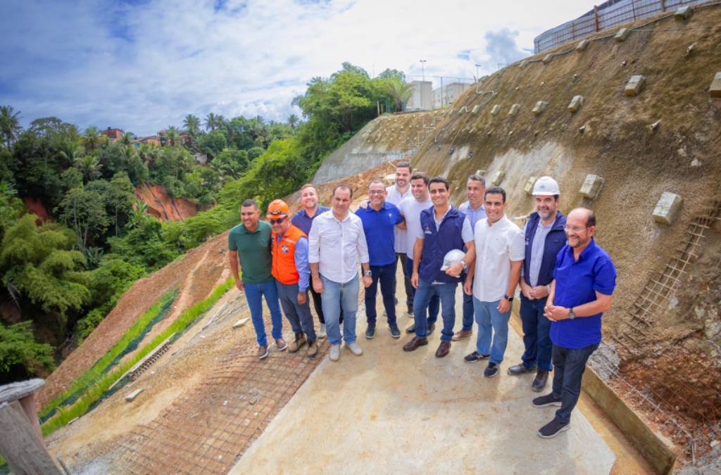 Prefeito JHC durante visita à Encosta dos Palmares, no Tabuleiro do Martins. Foto: Itawi Albuquerque / Secom Maceió