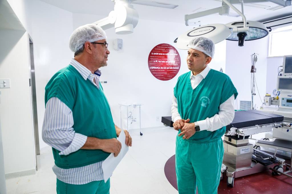 Deputado estadual Delegado Péricles em visita à hospital (Foto: Divulgação)