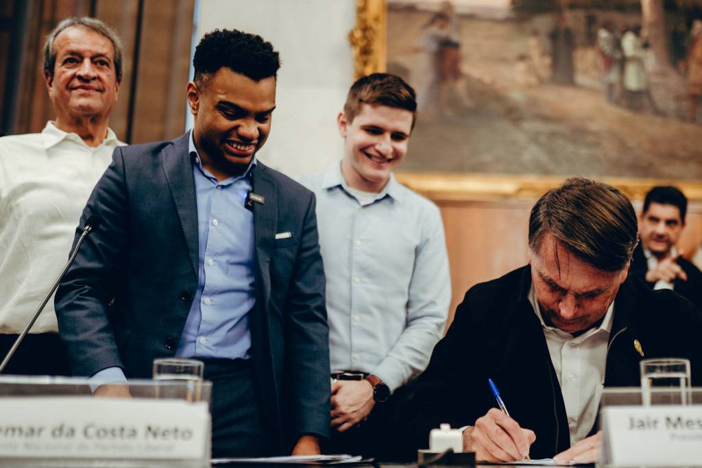 Presidente Valdemar e Bolsonaro assinam filiação de Fernando Holiday, Lucas Pavanato e Adam Maamari (Foto: Vitor Liasch)
