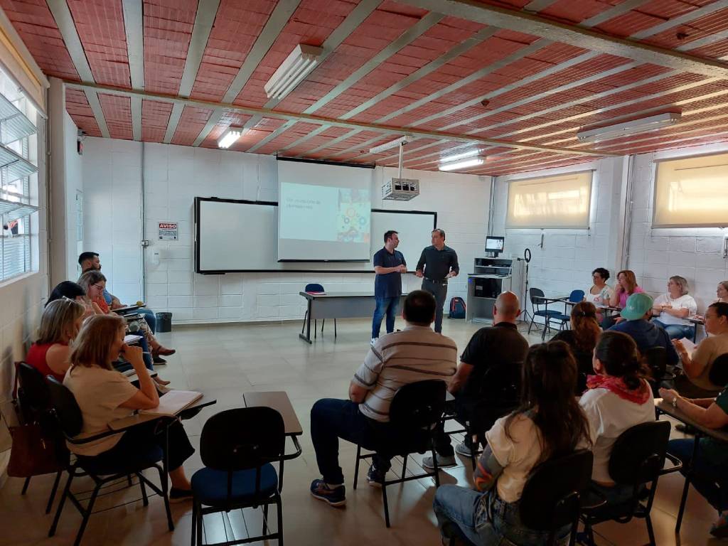 Gustavo Pozzi participando de formação com diretores e chefes de seção da Secretaria de Cidadania e Assistência Social - Foto: Divulgação
