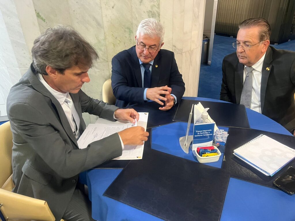 O vereador Alexadre Scombatti, senador Marcos Pontes e o deputado Luiz Carlos Motta durante audiência em Brasília: trabalho tem impacto positivo no interior paulista - Foto: Paulo Nakayama
