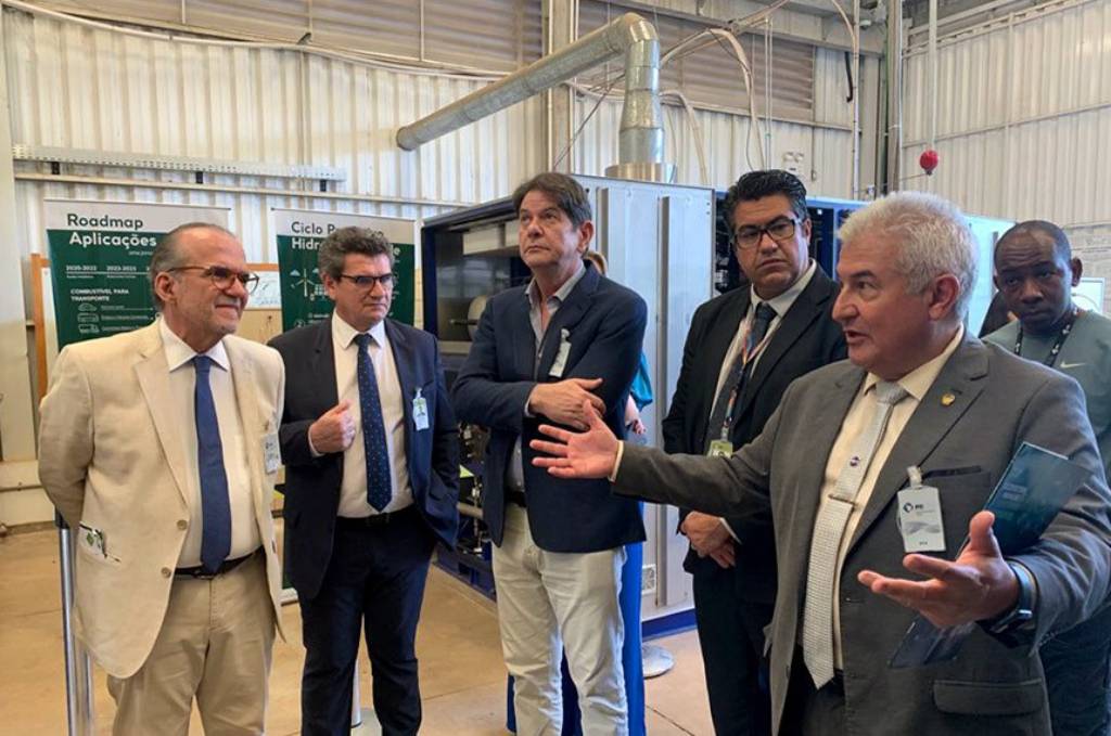 Senadores Fernando Dueire (E), Cid Gomes (C) e Astronauta Marcos Pontes (D) conhecem projetos de Itaipu – Foto: Patrícia Noblat