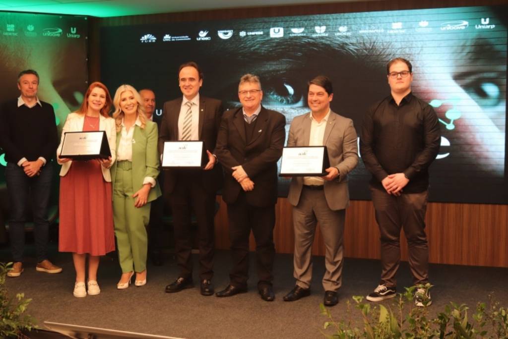 Ana Campagnolo recebe placa de mérito educacional da Acafe - Foto: UNESC.