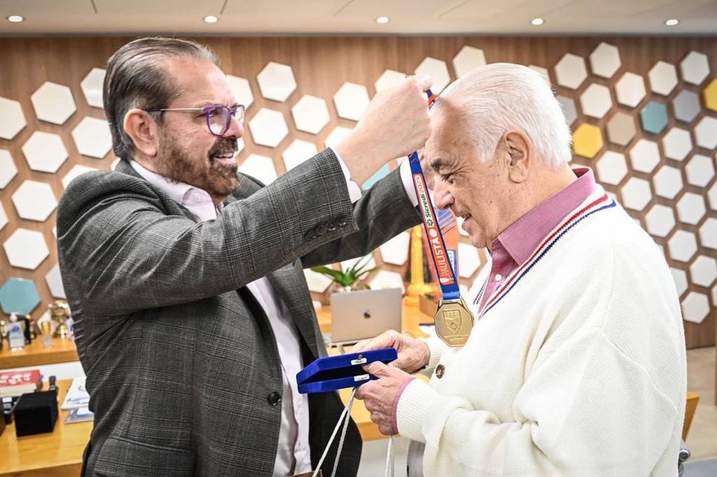 Deputado Antonio Carlos Rodrigues durante recebimento da medalha (foto: Rodrigo Corsi)