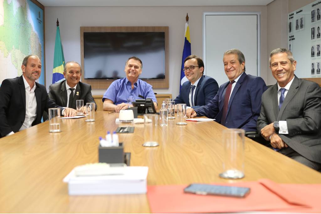 Deputado estadual Laercio Schuster, Governador de Santa Catarina, Jorginho Mello, Presidente de Honra do PL, Jair Bolsonaro, prefeito de Indaial (SC), André Luiz Moser, presidente do PL, Valdemar Costa Neto, Secretário Nacional de Relações Institucionais do PL, Braga Netto (Foto: Beto Barata/ PL)