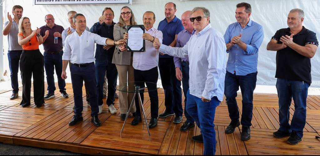 “Queremos salvar vidas”, diz o governador Jorginho Mello durante assinatura para construção de elevado no Oeste – Foto: Roberto Zacarias/Secom